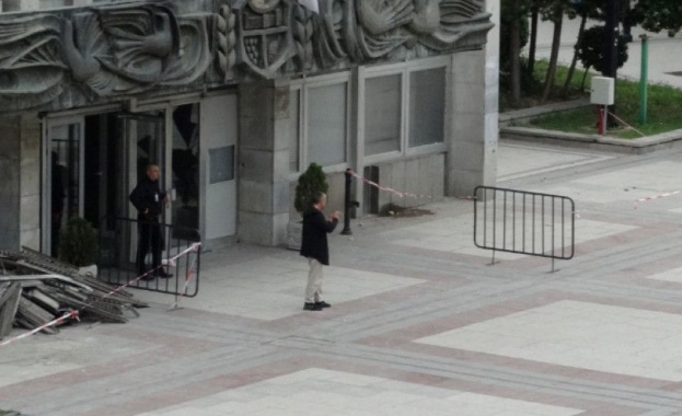 Превъртял местен жител е потрошил входа на общината във Видин