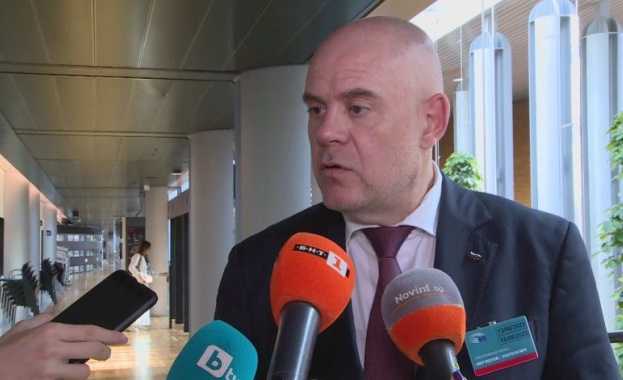 Главният прокурор Иван Гешев ще изчака решението на президента Румен