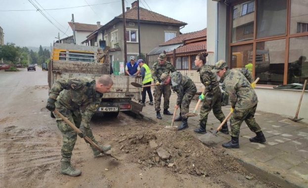 Втори ден продължава участието на 100 военнослужещи от 10 ти механизиран