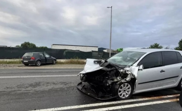 Трима души са пострадали при челен сблъсък на Подбалканския път