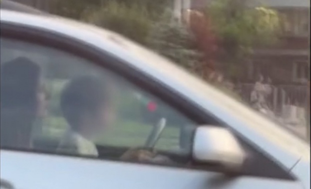 Дете зад волана на оживено столично кръстовище На кадри се