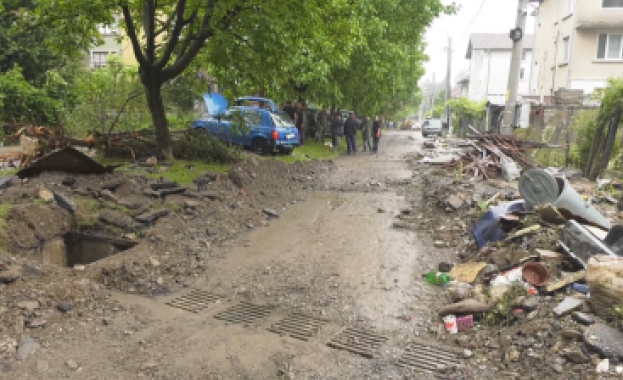 Военни и доброволци продължават разчистването след бедствието в Берковица