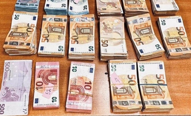 Митническите служители на МП Капитан Андреево откриха недекларирана валута с