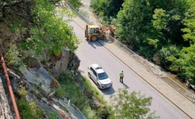 Заради дъждовете се образува свлачище което затвори временно движението между