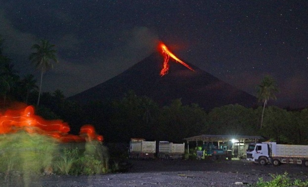 Мащабна евакуация във Филипините заради изригнал вулкан