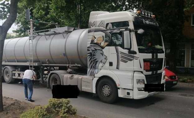 Товарен автомобил МАН тип влекач с цистерна е блъснал