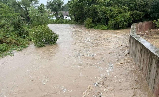 Обилни дъждове наводнени къщи и отнесени пътища Безсънна нощ прекараха
