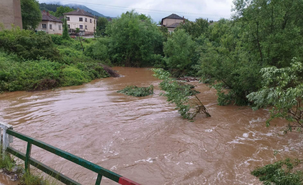 Отново усложнена обстановка и наводнени къщи заради проливния дъжд в