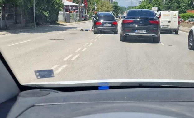 Кола "кацна" на мантинелата на Симеоновско шосе