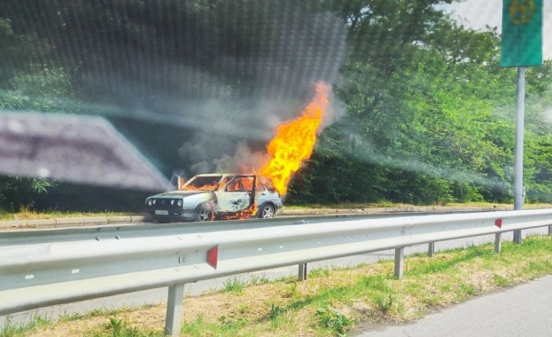 Лек автомобил пламна в движение на изхода на Шумен в