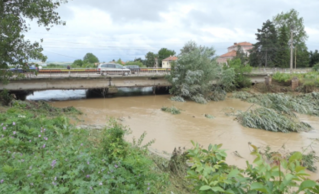 Голяма част от реките в страната са с опасно високи