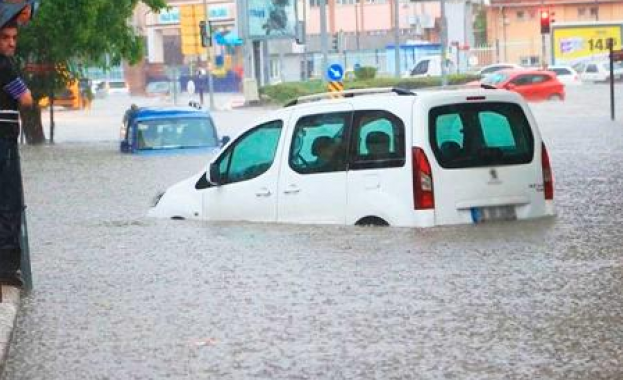 Проливен дъжд предизвика наводнения в Анкара, а движението по ключови