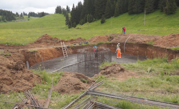 111 метровият пилон с българското знаме в местността Рожен се изгражда