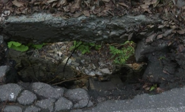 Опасно пропадане на пътен участък част от прохода Шипка За