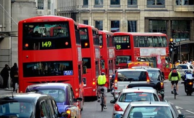 Държавният дълг на Великобритания премина границата от 100 процента от