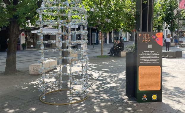 Lidl представя иновативна инсталация „Златна клетка за пластмаса“ в центъра на София 