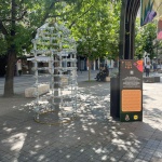 Lidl представя иновативна инсталация „Златна клетка за пластмаса“ в центъра на София 