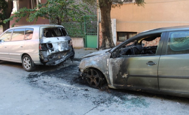 Две коли са пламнали през нощта в Благоевград Пожарът е