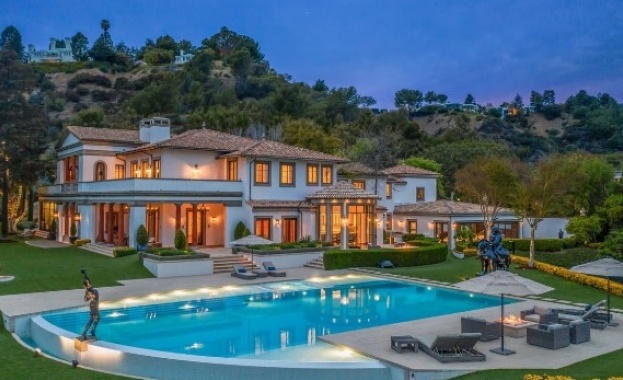 Адел купи имението на Силвестър Сталоун на кредит