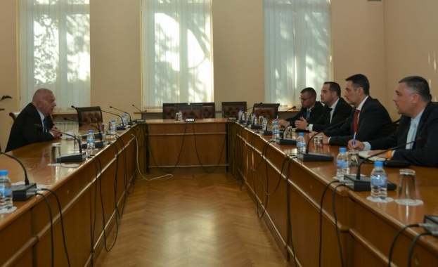 Министърът на транспорта и съобщенията Георги Гвоздейков и министърът на