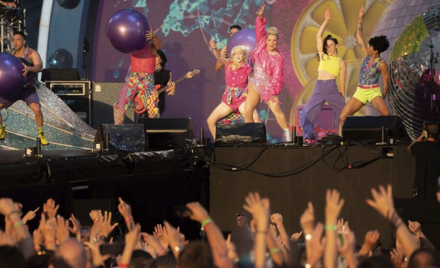 Фен хвърли пепелта на майка си на сцената по време на концерт на Пинк