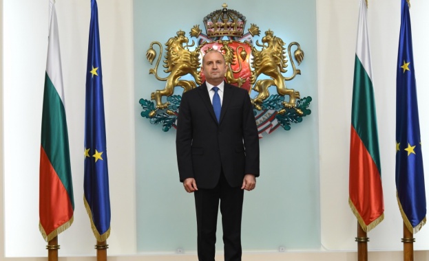 Всяка подмяна или всяко манипулиране на историческите факти и прекрояване