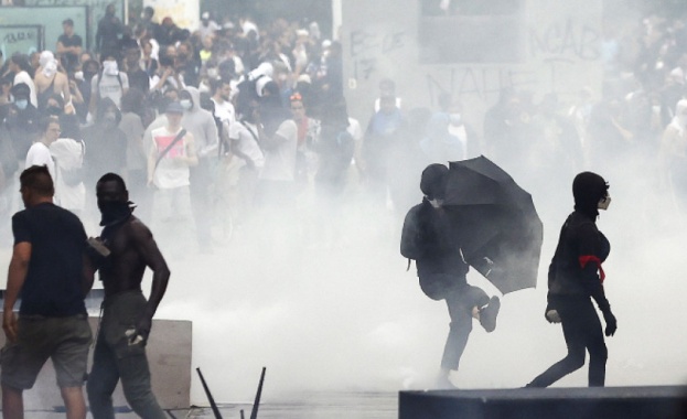 Близо 1000 души са били задържани през четвъртата поредна нощ