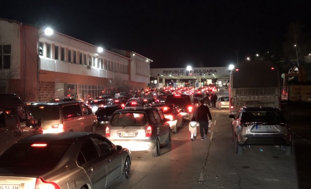 Километрична опашка на границата със Сърбия 