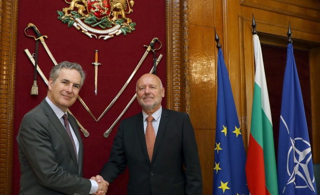 Министърът на отбраната Тодор Тагарев и посланикът на Испания Н