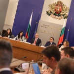 Работодатели, синдикати и правителство се събраха на извънредно заседание