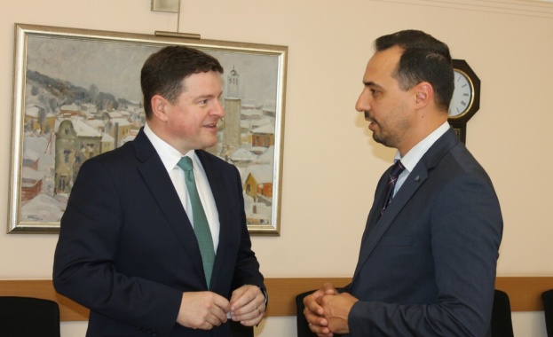 Министър Богданов обсъди икономическите отношения с посланика на Великобритания