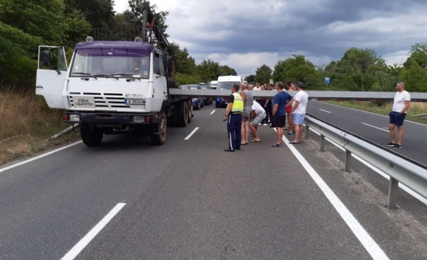 Затвориха пътя Бургас-Созопол заради инцидент с камион с кран