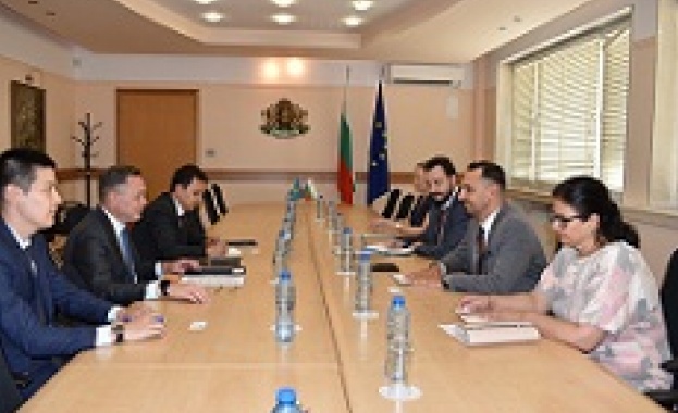 Министърът на икономиката и индустрията Богдан Богданов и посланикът на