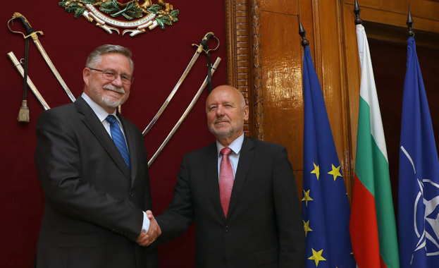 На днешната си среща министърът на отбраната Тодор Тагарев и