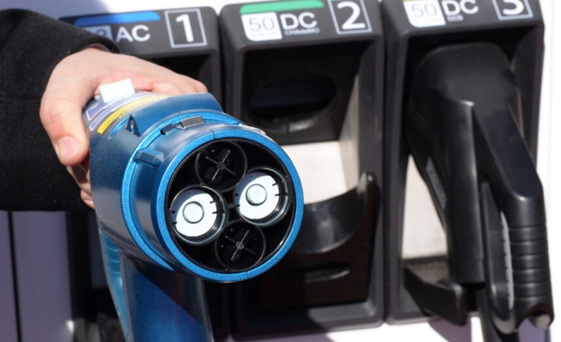 Зарядни станции на всеки 60 км за автомобили на