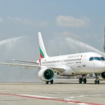 "България Еър" посрещна първия си самолет Airbus A220-300 с воден салют