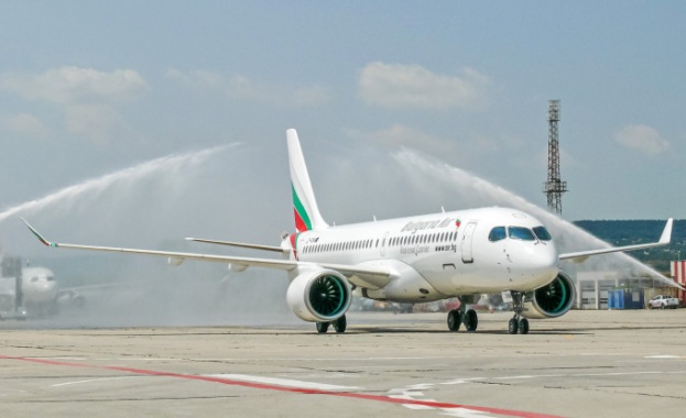 "България Еър" посрещна първия си самолет Airbus A220-300 с воден салют