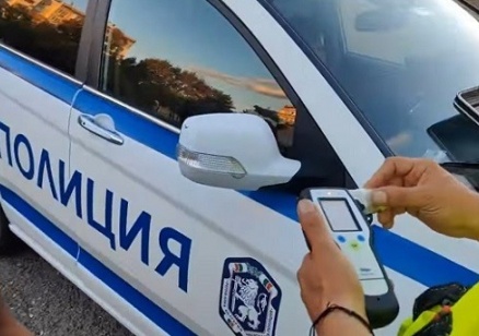 Пияна жена помете с колата си три автомобила на паркинг