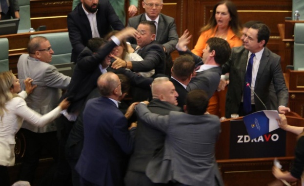 Премиерът на Косово Албин Курти беше нападнат от опозиционни депутати,