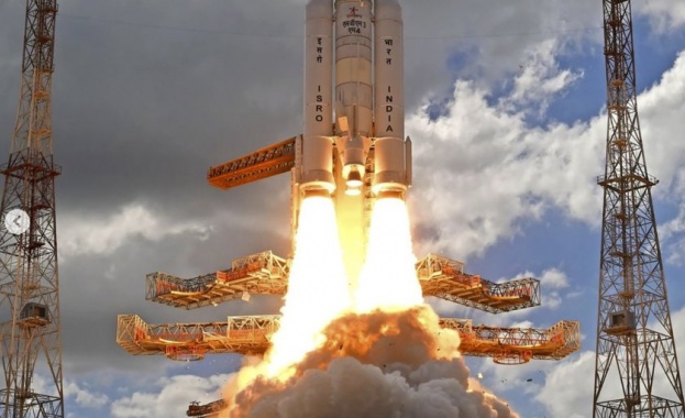 Индия изстреля ракета към Луната съобщиха световните осведомителни агенции Целта