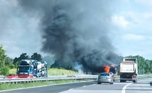 Автобус с пътници се е запалил в движение на АМ