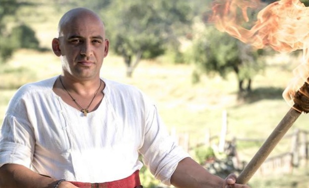 След вдигането на голямото българско знаме в Родопите снощи предстои