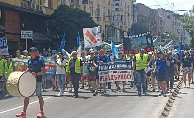 Полицаи излязоха на национален протест Те настояват за 10 увеличение
