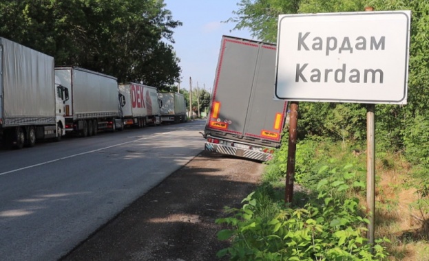 Движението към граничния пункт Кардам продължава да е изключително затруднено.