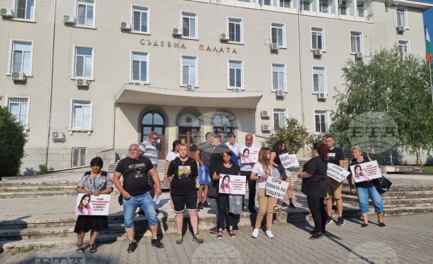 Приятели и близки на загиналата при катастрофата на 1 април