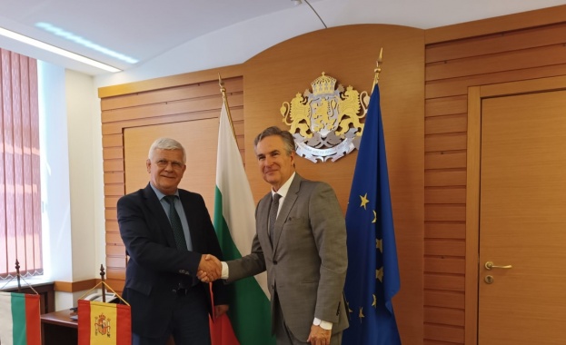 Министърът на земеделието и храните Кирил Вътев и посланикът на