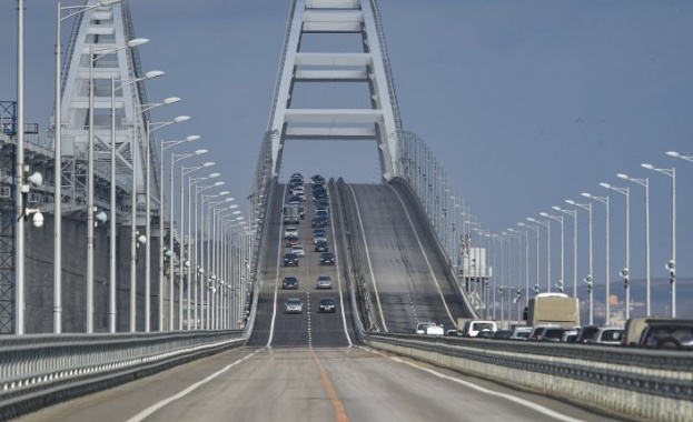 Русия затвори за кратко Кримския мост който свърза анексирания от