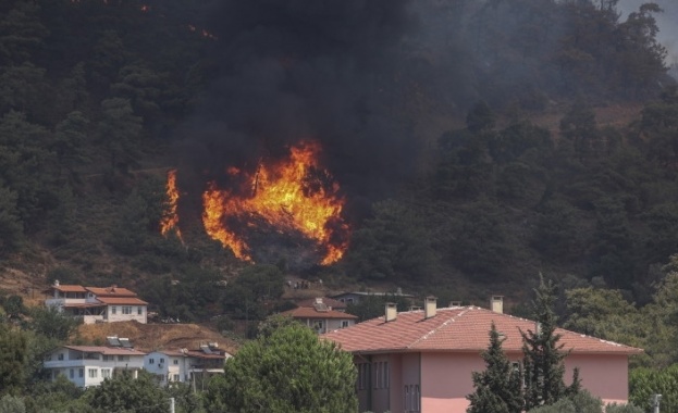 Няколко големи горски пожара бушуват в Турция съобщи Анадолката агенция