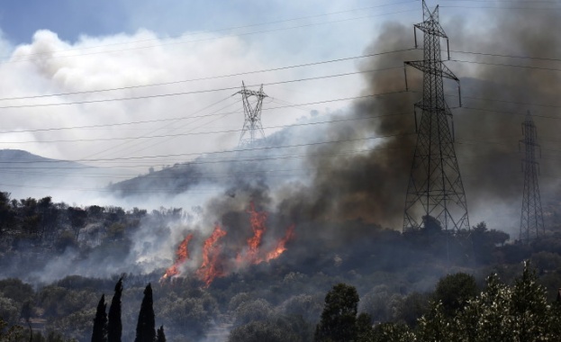 Пожарът е на около 10 км от българо-гръцката въздушна граница.
