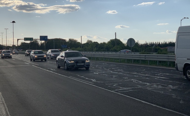 Разлив на хлъзгава течност на АМ „Тракия“